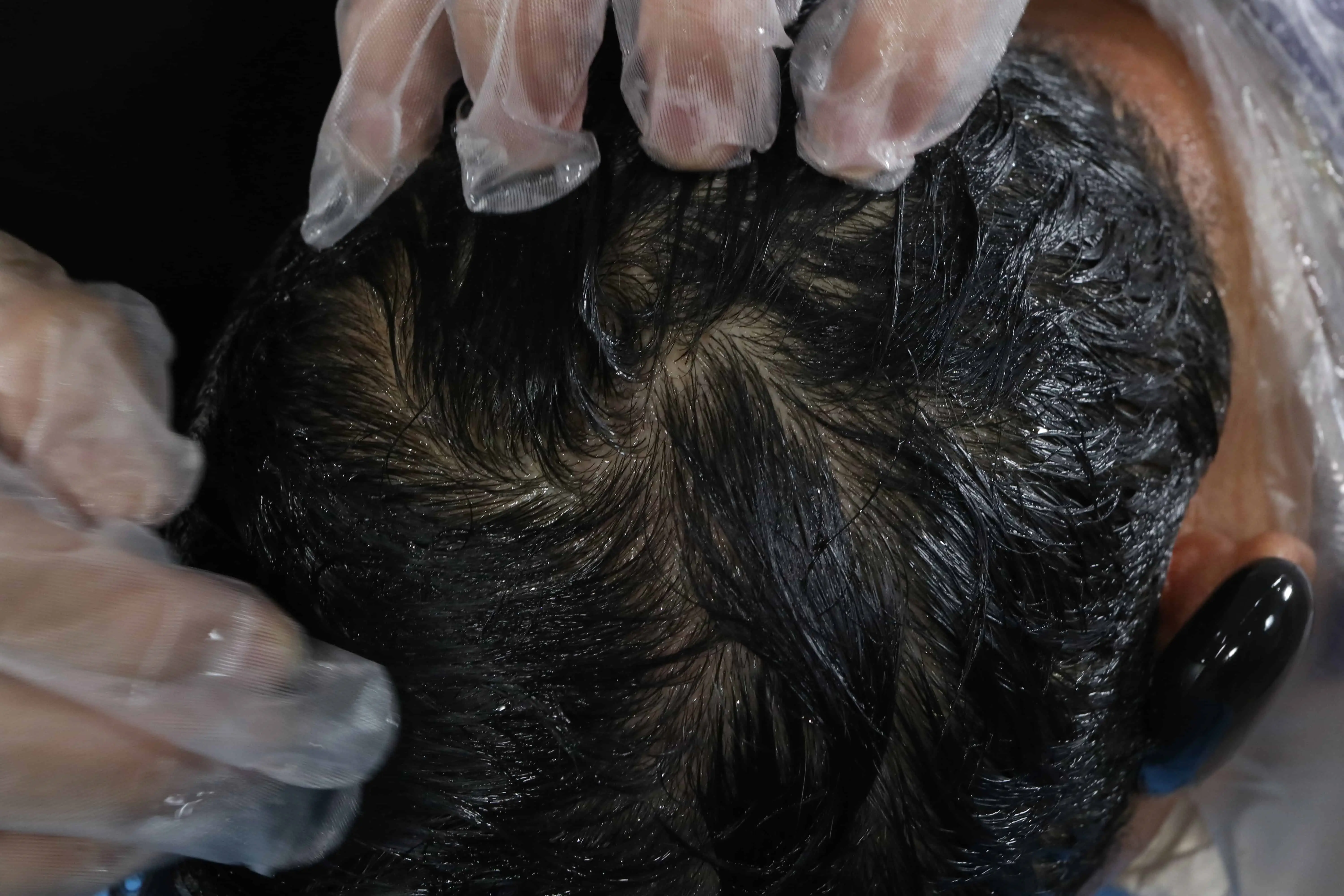 七味堂芳香染发膏人物使用方法过程图片展示